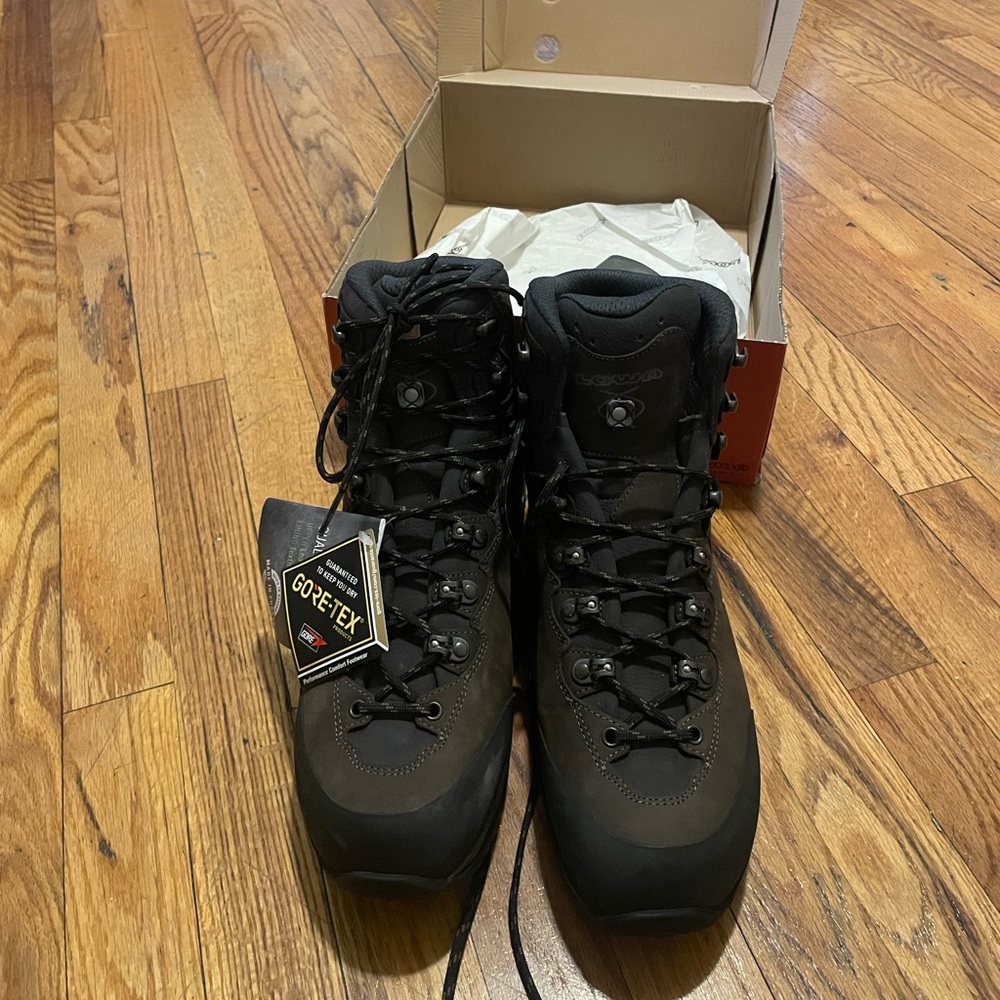 LOWA Men’s CAMINO GTX Goretex Trekking Boots
